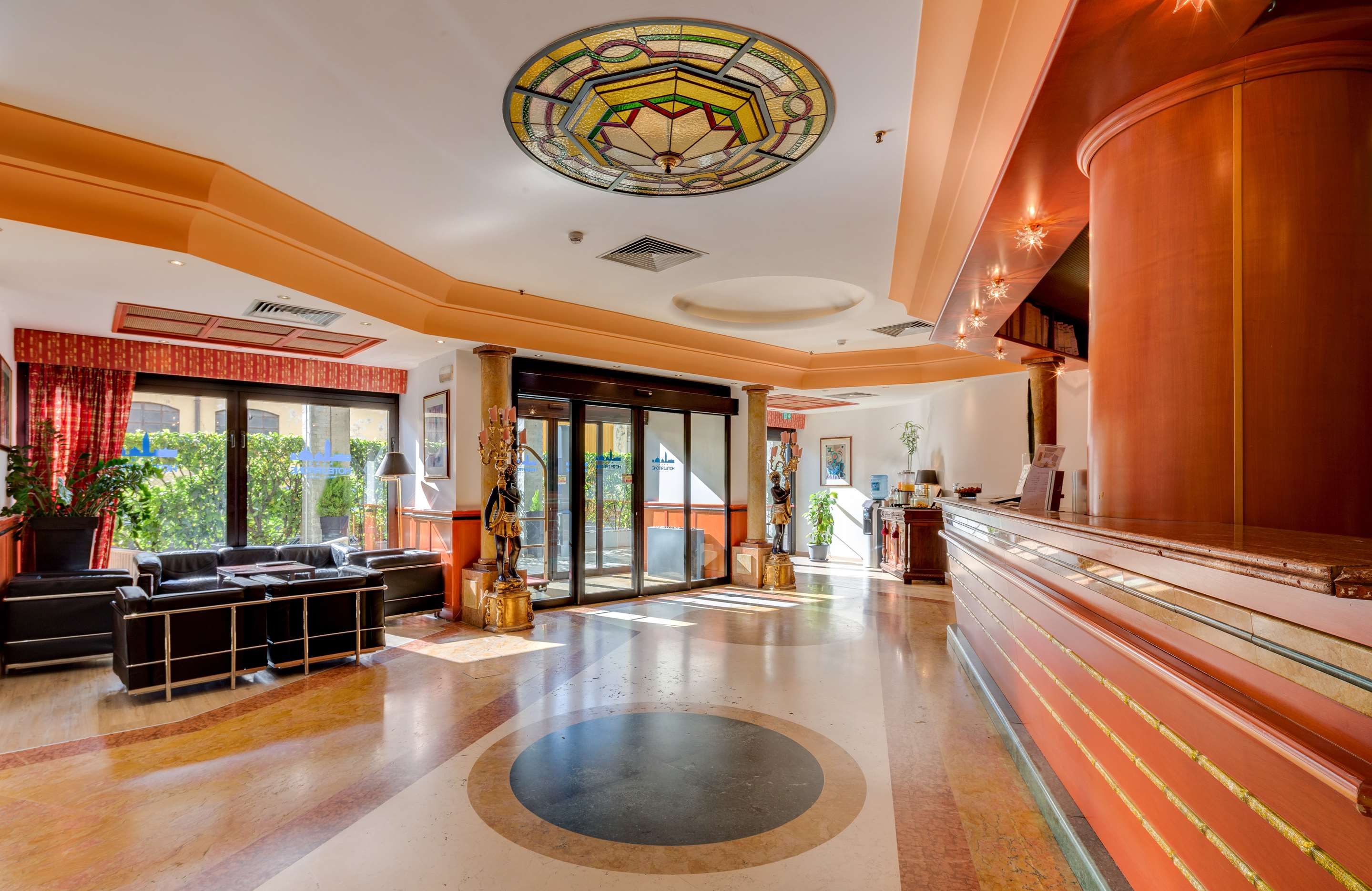 Front desk Photo