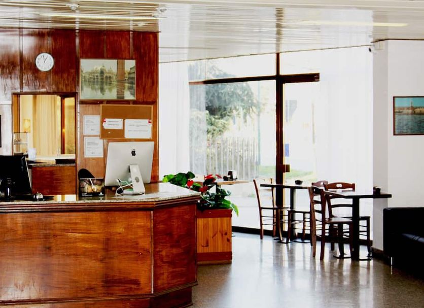 Front desk Photo