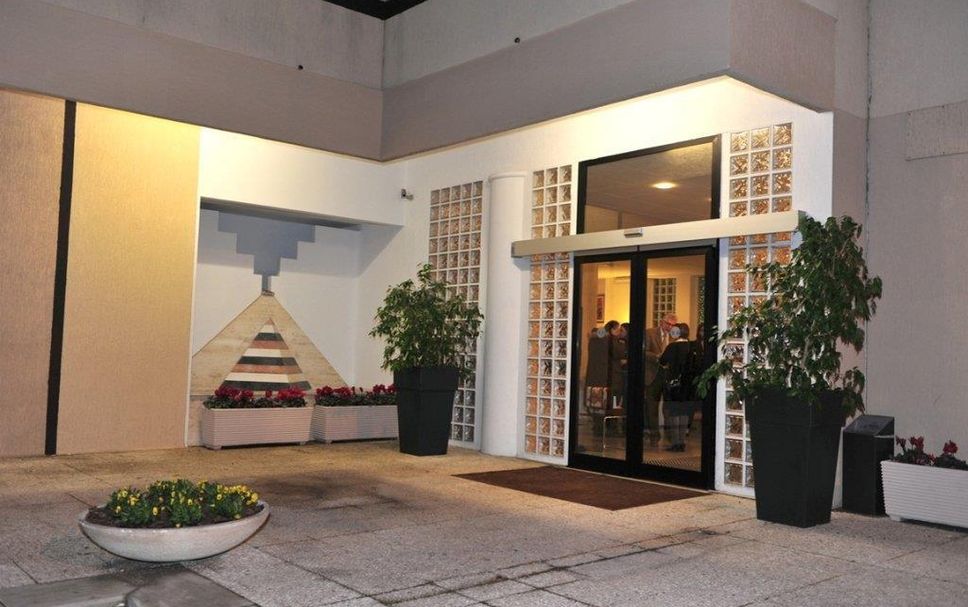 Hotel entrance Photo