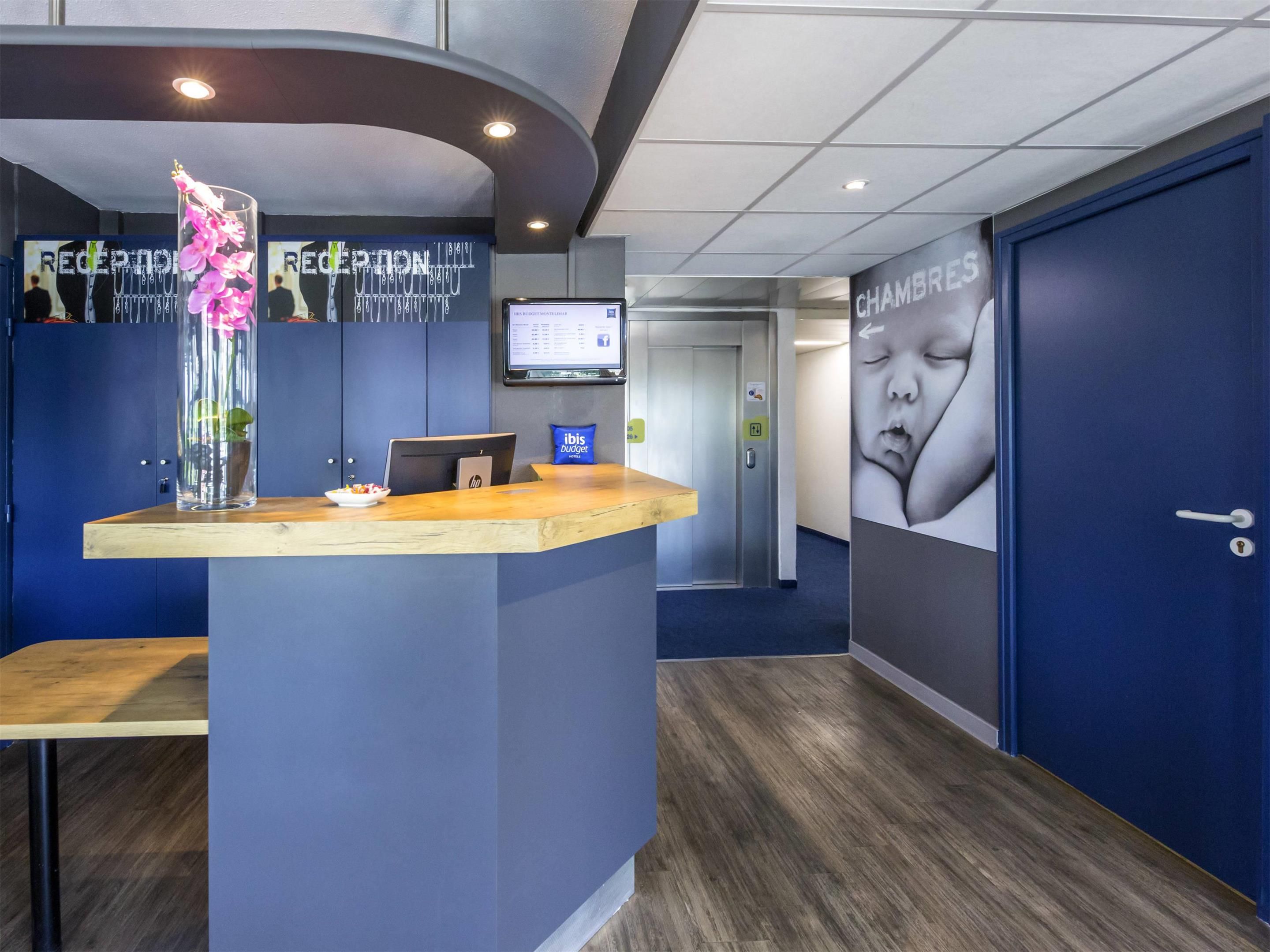 Front desk Photo