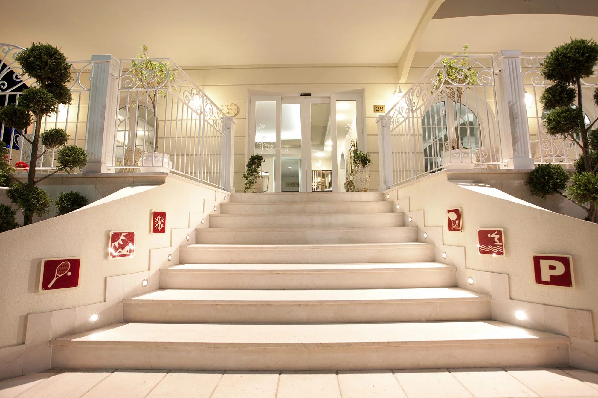 Hotel entrance Photo