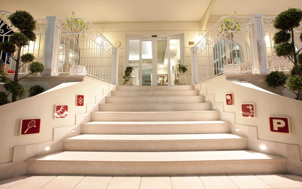 Hotel entrance Photo